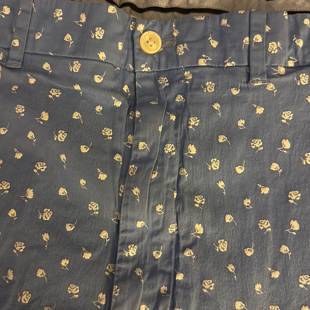Light blue white patterned polo golf shorts.